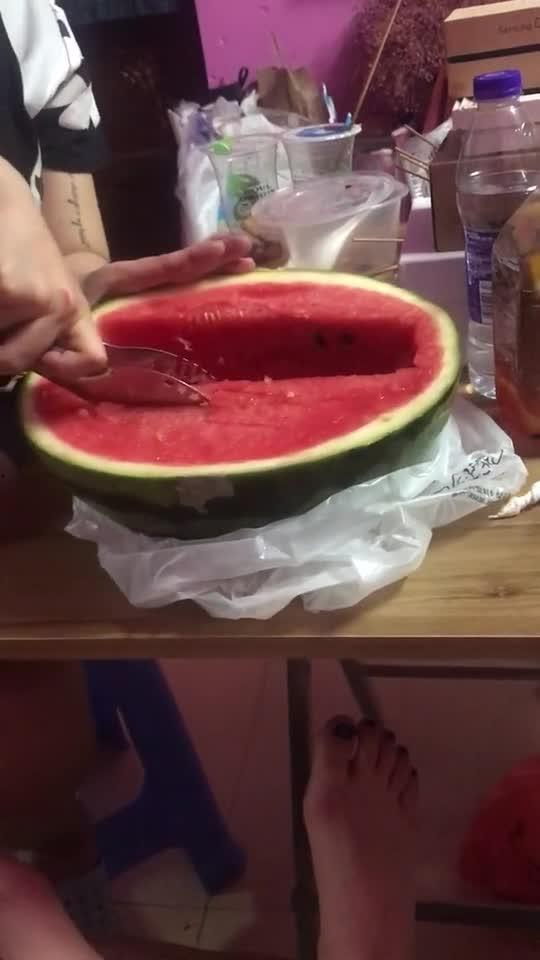 宿舍吃瓜和喝水